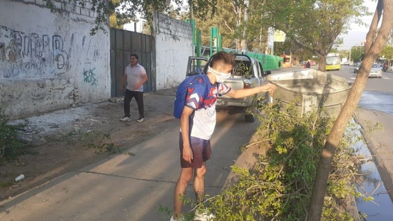 Aspirantes a socios de “Tesho” limpiaron la vereda del club