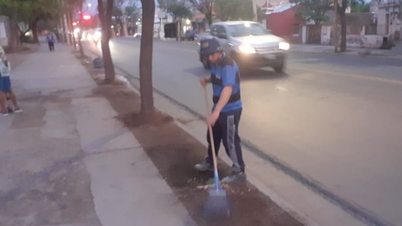 Aspirantes a socios de “Tesho” limpiaron la vereda del club