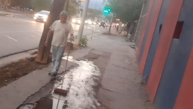 Aspirantes a socios de “Tesho” limpiaron la vereda del club
