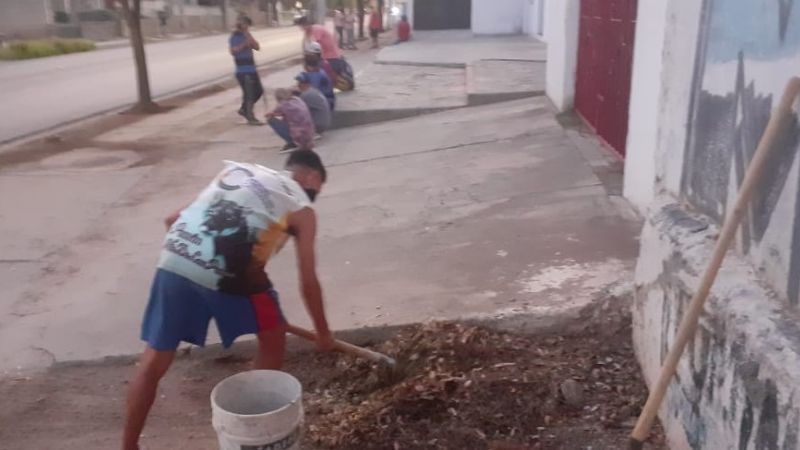 Aspirantes a socios de “Tesho” limpiaron la vereda del club
