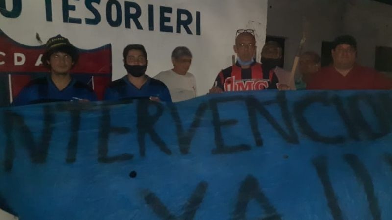 Aspirantes a socios de “Tesho” limpiaron la vereda del club