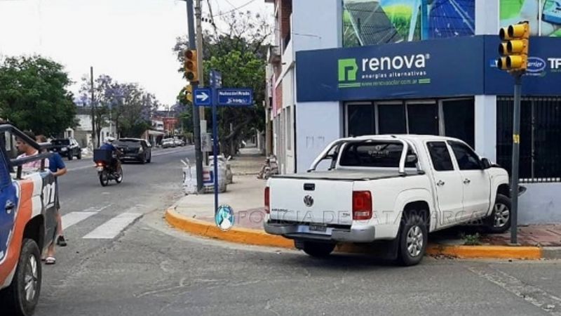 Camioneta se incrustó en un local