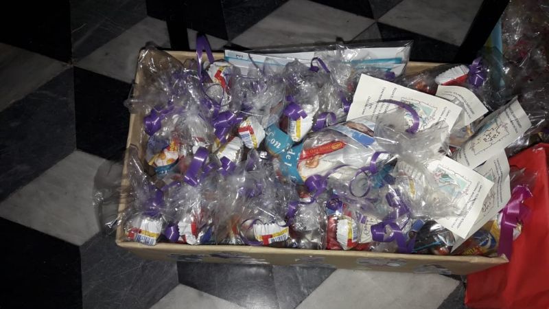 Golosinas para el Hospital de Niños y Rosarios para los hogares