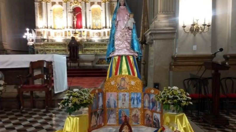 Golosinas para el Hospital de Niños y Rosarios para los hogares