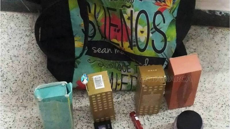 Arrestan a un joven con un bolso con perfumes y maquillaje