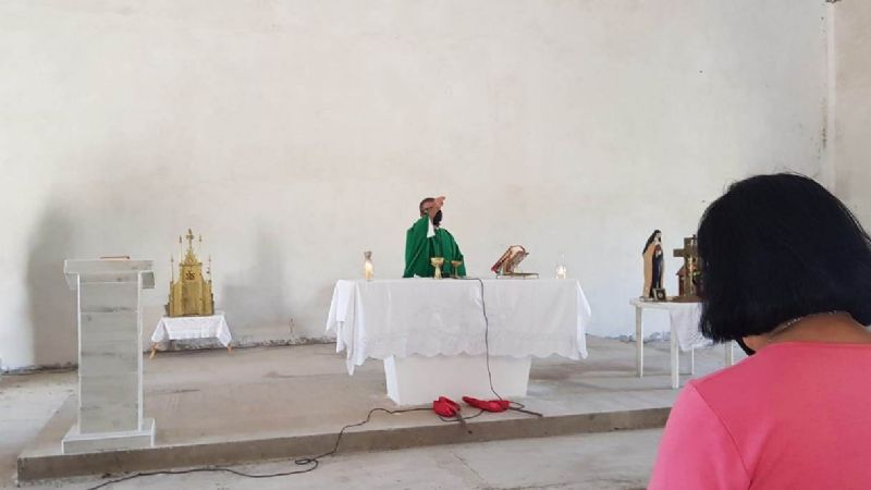 Se celebró la primera misa en el templo en construcción