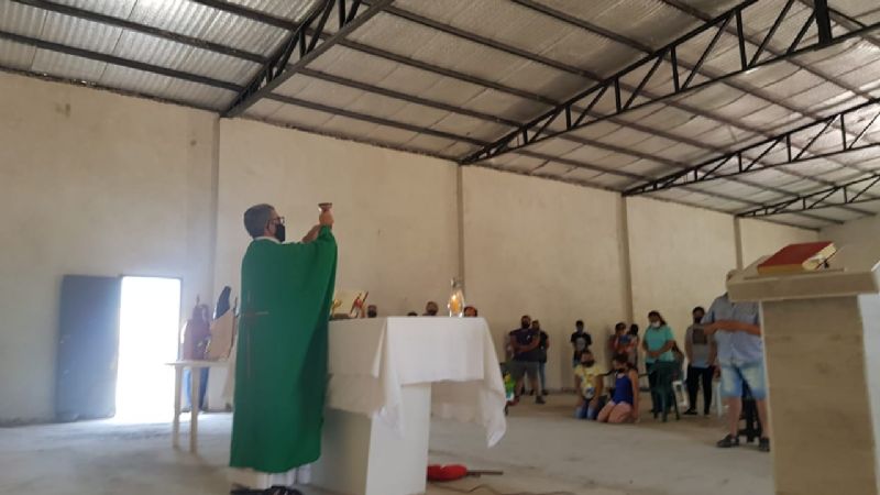 Se celebró la primera misa en el templo en construcción