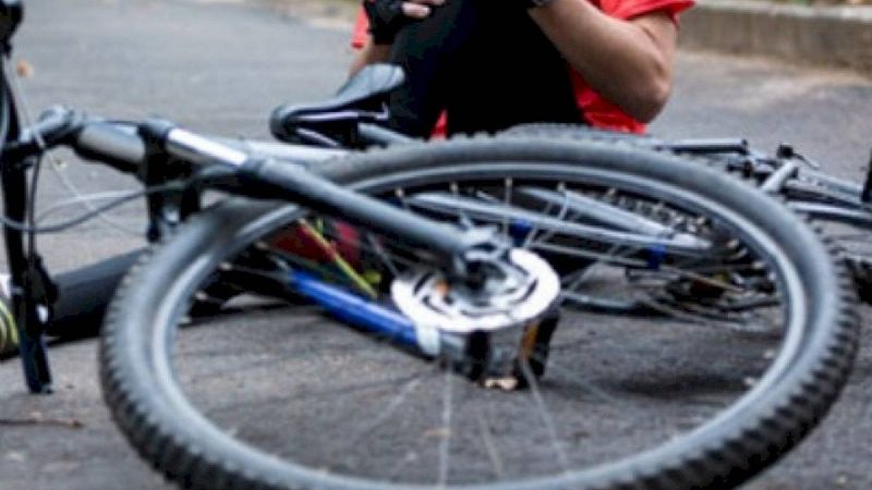 Increíble choque de dos bicicletas