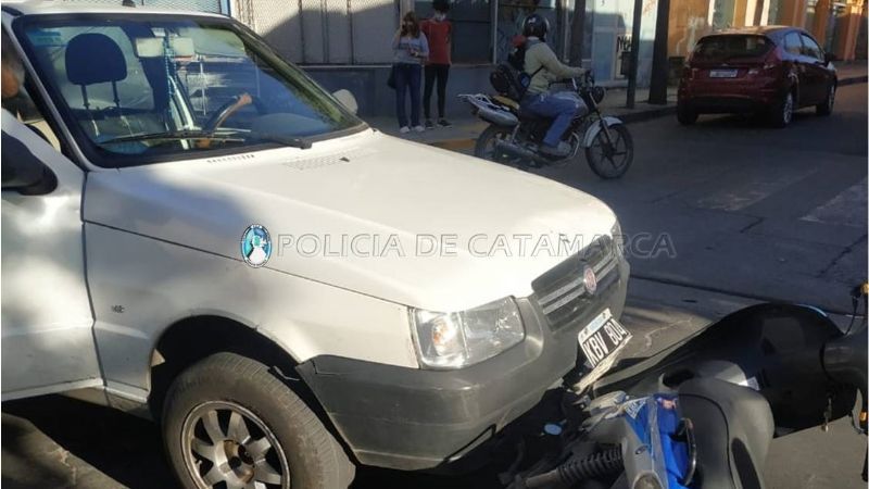 Choque entre un remis y una moto en esquina del centro