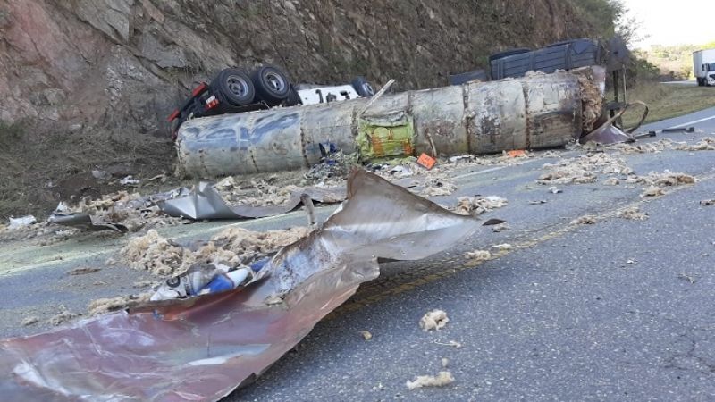 Chocaron dos camiones en El Totoral