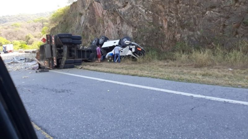Chocaron dos camiones en El Totoral
