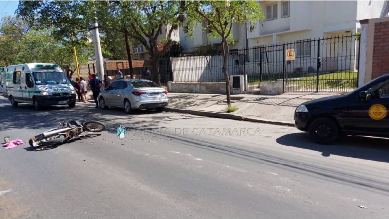 Joven iba en moto con una niña de 3 años y protagonizó un choque