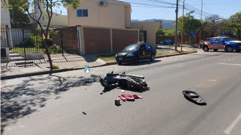 Joven iba en moto con una niña de 3 años y protagonizó un choque