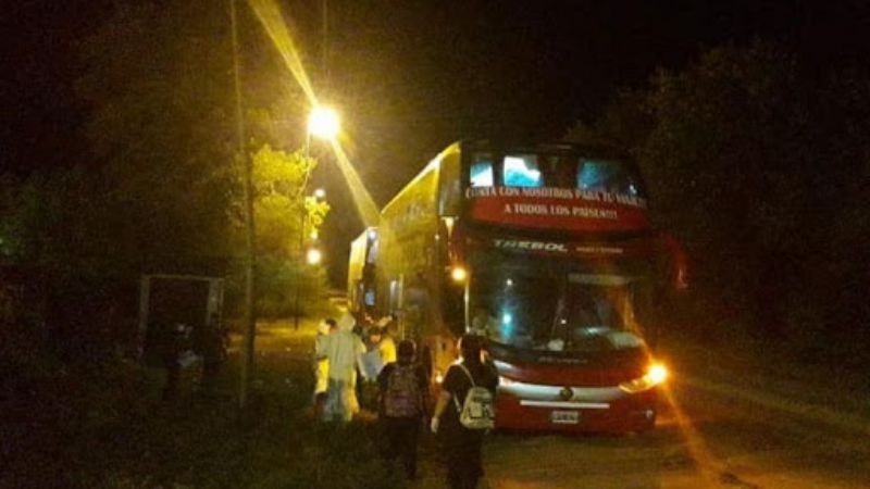 "Obreros golondrina" viajaron con permisos truchos desde Tucumán a Río Negro