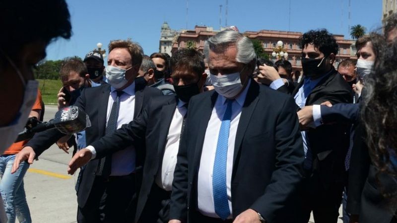 Robaron cuatro celulares cuando Alberto caminaba al CCK