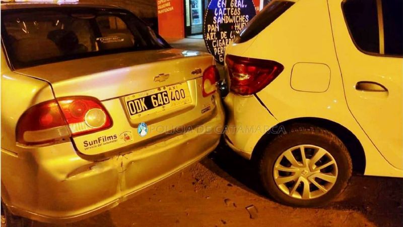 Conductor ebrio hizo marcha atrás y chocó a un taxi