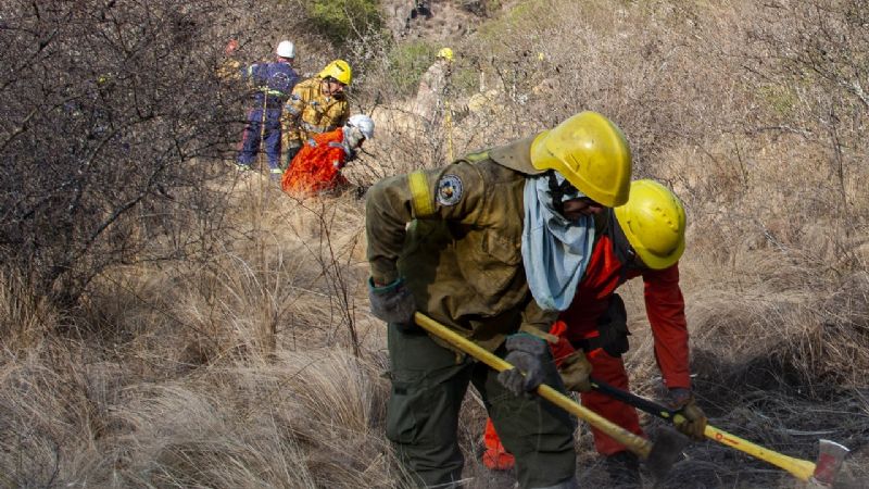 La llovizna ayuda a calmar las llamas en la ruta provincial N°4