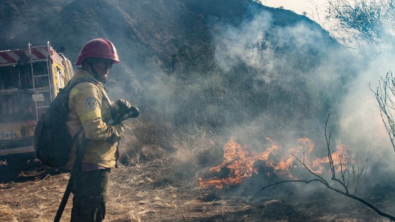 La llovizna ayuda a calmar las llamas en la ruta provincial N°4
