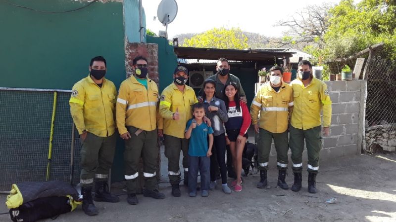 La llovizna ayuda a calmar las llamas en la ruta provincial N°4