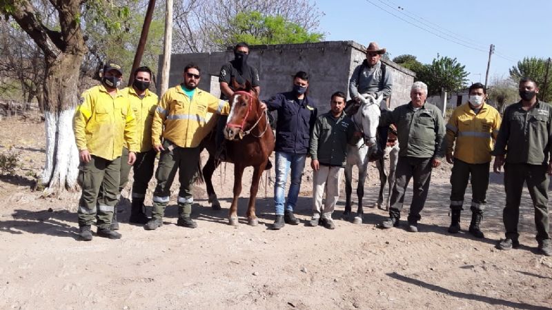 La llovizna ayuda a calmar las llamas en la ruta provincial N°4