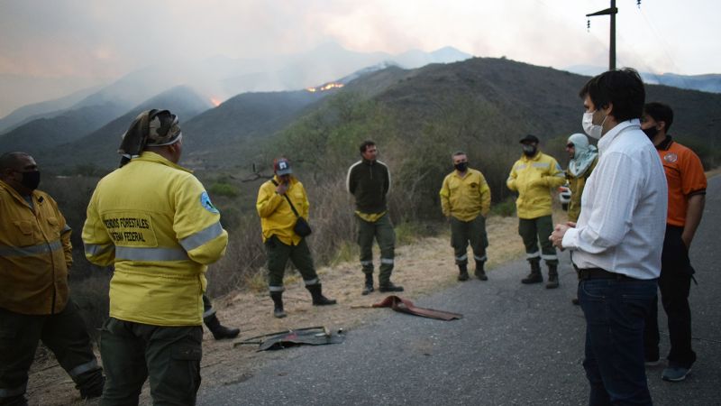La llovizna ayuda a calmar las llamas en la ruta provincial N°4