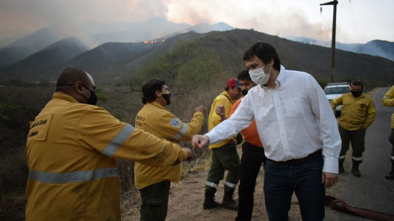 La llovizna ayuda a calmar las llamas en la ruta provincial N°4