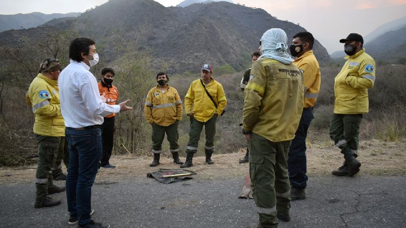 La llovizna ayuda a calmar las llamas en la ruta provincial N°4