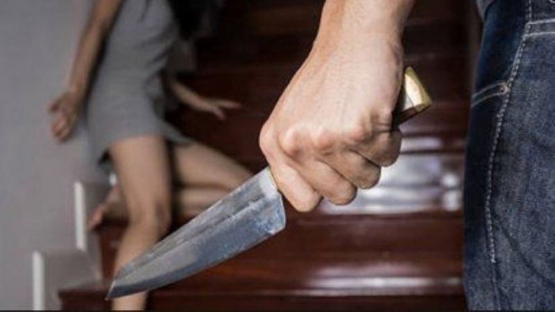 Amenazó de muerte a su pareja con un cuchillo