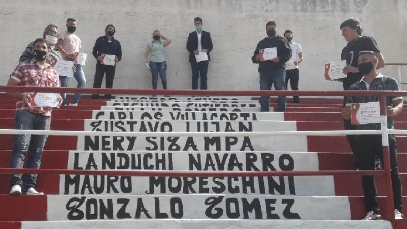 “Corazón de León” largó su campaña con notorio apoyo político