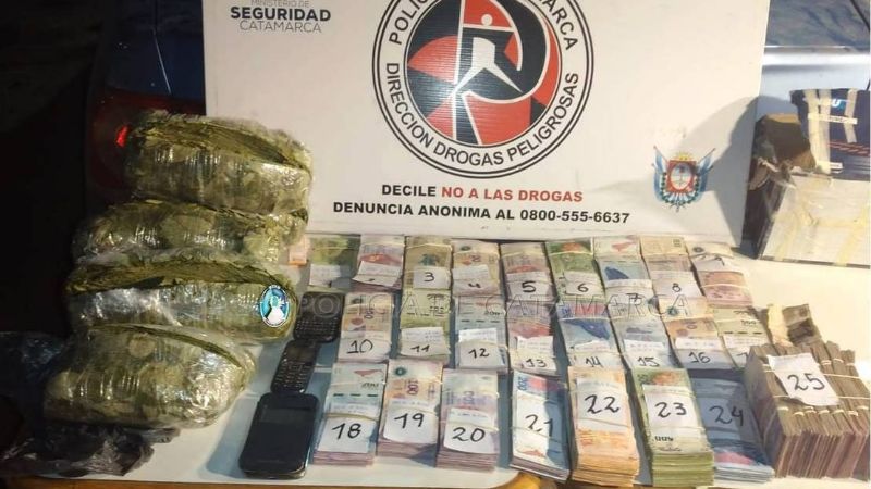 Más de 600 mil pesos y cinco paquetes de hojas de coca en un auto estacionado