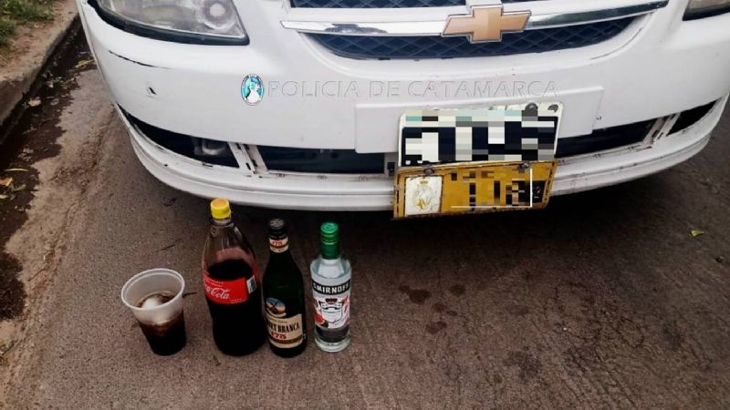 Taxista y tres jóvenes consumían bebidas alcohólicas en plena mañana