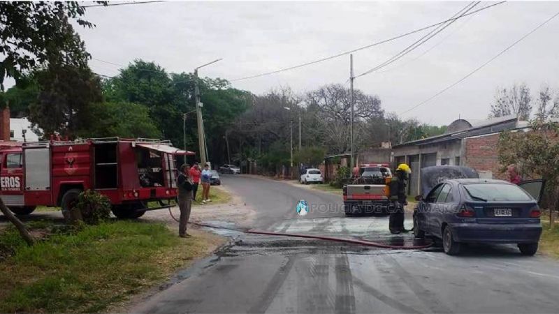 Se prendió fuego el motor de un auto en Valle Viejo