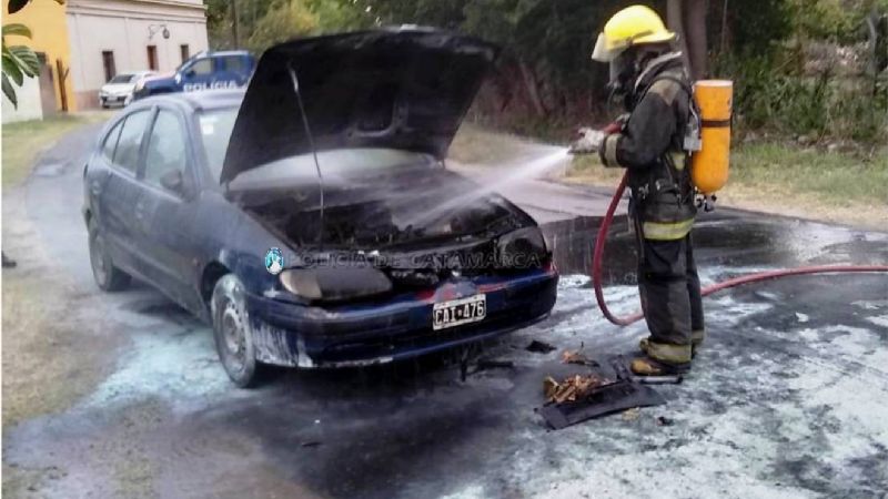 Se prendió fuego el motor de un auto en Valle Viejo