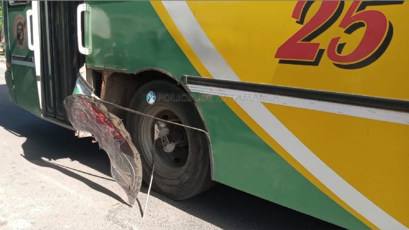 Colectivo chocó con una camioneta Hilux: no hubo heridos