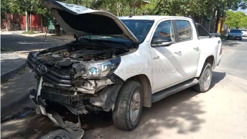 Colectivo chocó con una camioneta Hilux: no hubo heridos