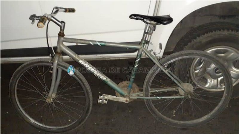 Una patota le robó la bici a un joven y la abandonaron en un baldío