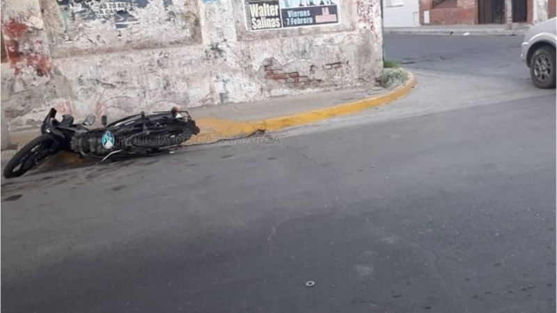 Una camioneta y una moto protagonizaron un siniestro vial