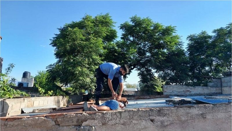 Robó un parabrisas y lo atraparon en el techo de una casa