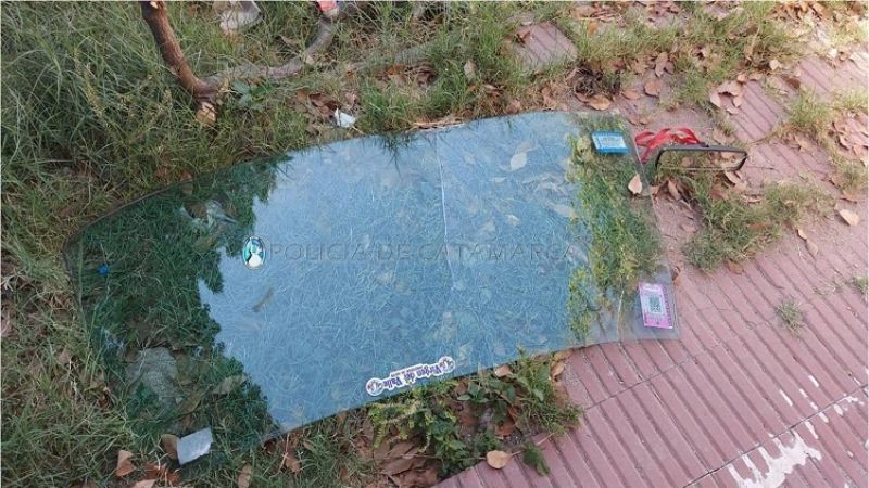 Robó un parabrisas y lo atraparon en el techo de una casa
