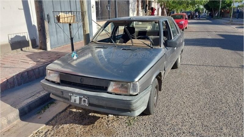 Robó un parabrisas y lo atraparon en el techo de una casa