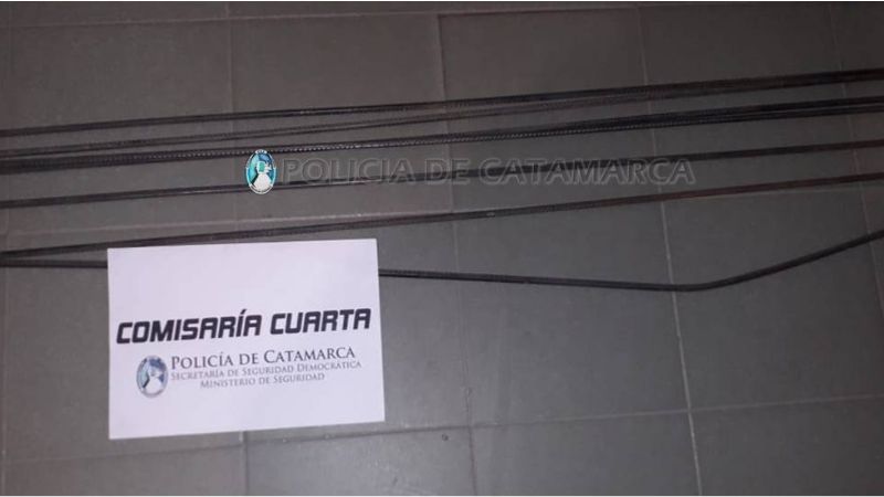 Sorprenden a un joven llevando varillas de hierro