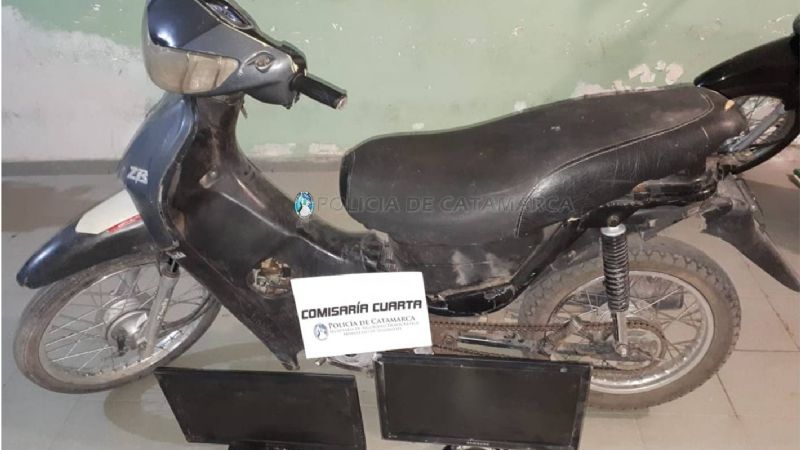 Escapaba con dos monitores y lo atraparon los policías