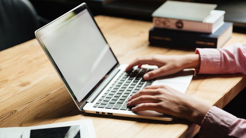 El 75% de las personas cree que trabaja más de manera remota