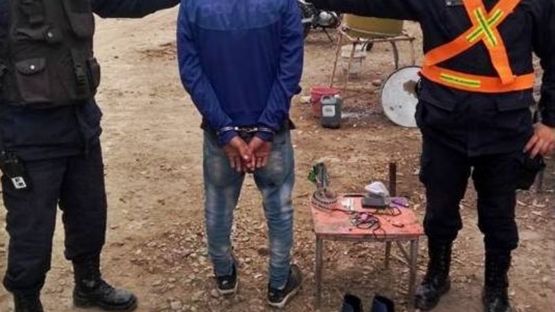 Salió de un descampado con varias cosas robadas