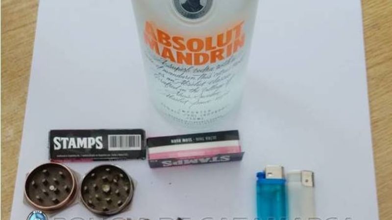 Secuestran un auto, restos de marihuana y una botella de vodka