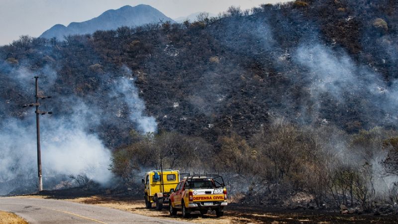 Un incendio forestal iniciado en Tucumán ingresa a Catamarca por Paclín