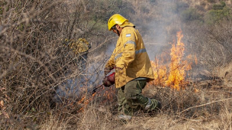 Un incendio forestal iniciado en Tucumán ingresa a Catamarca por Paclín