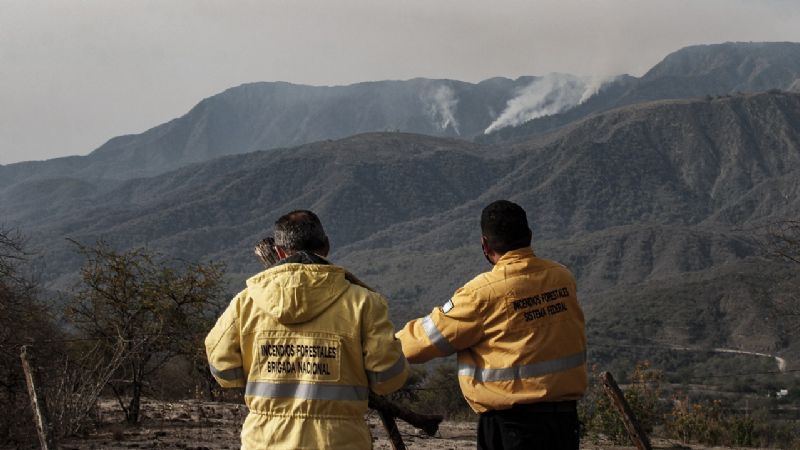 Un incendio forestal iniciado en Tucumán ingresa a Catamarca por Paclín