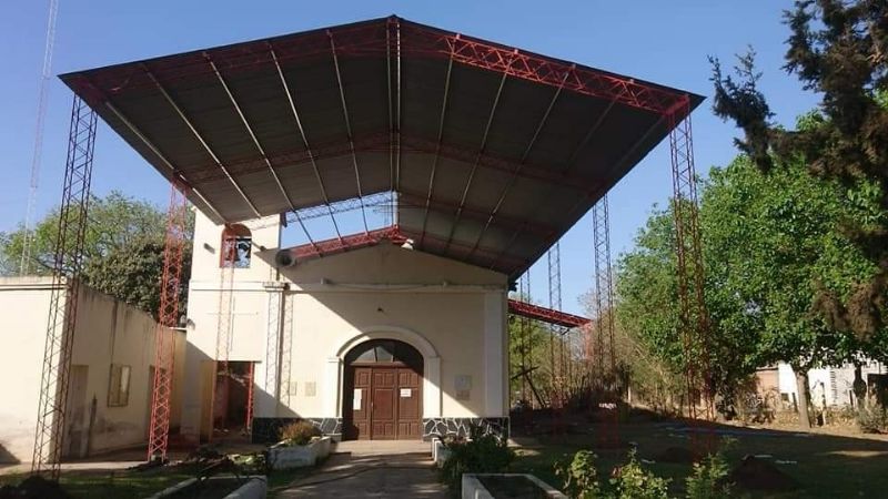 Armaron el techo para el nuevo templo parroquial en Icaño