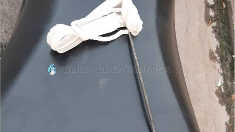 Arrestaron a un hombre que llevaba en el bolsillo un rayo de moto con punta